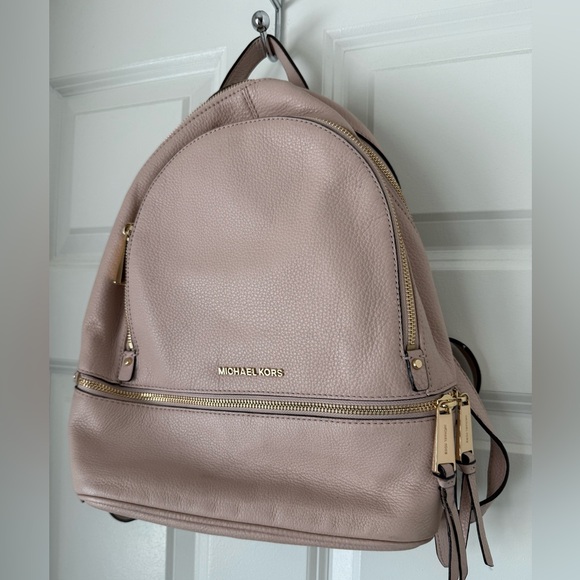 Michael Kors Rhea Medium‎ Pebble Beige Leather Backpack Bag EUC Gold Designer - Picture 1 of 14